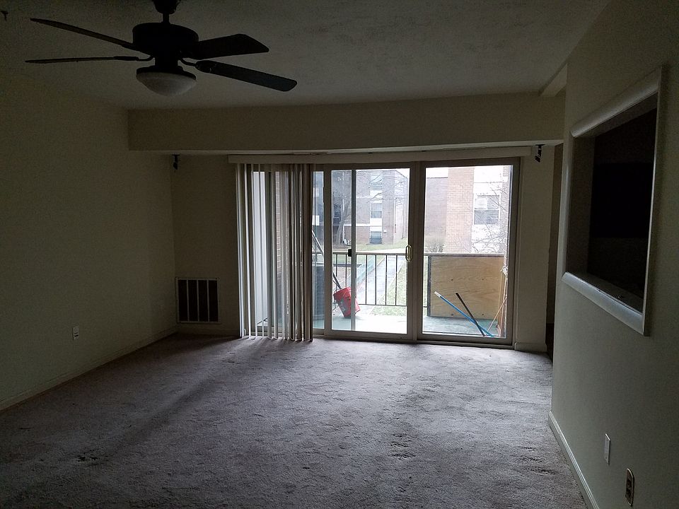 Large Living Room with Balcony