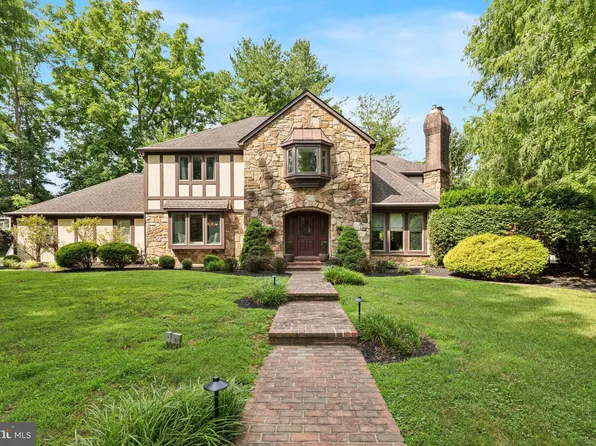 3049 Dileo Dr, Lafayette Hill, PA 19444