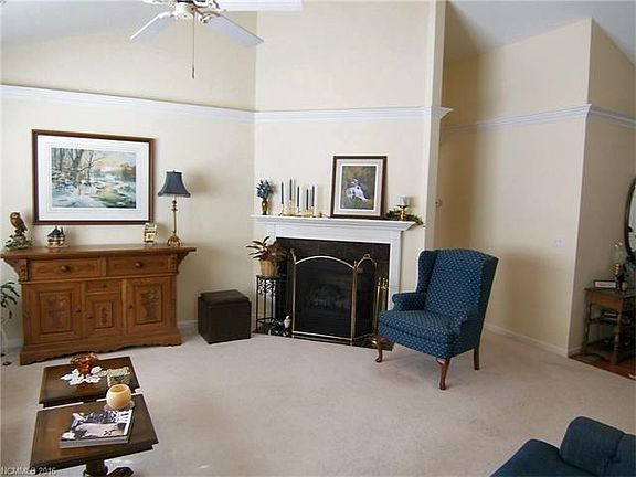 Great Room w/gas log Fireplace/Cathedral Ceiling