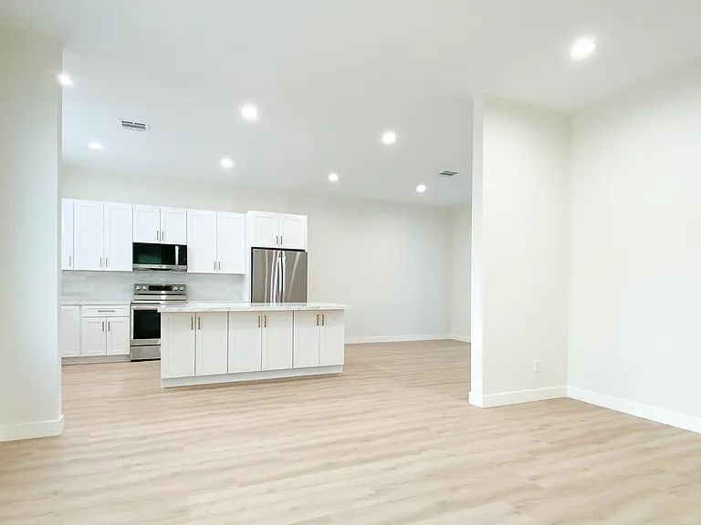 11933 Stagg St #B — Photo 4
