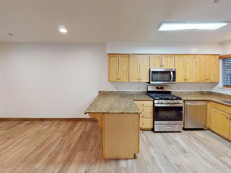 626 Broad St — Photo 28