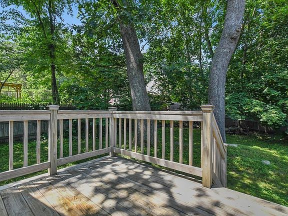 5th image of 98 Thicket St