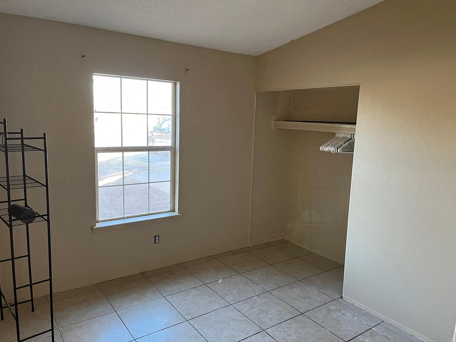 3 bed, 1400 sqft, $1,600 — Photo 3