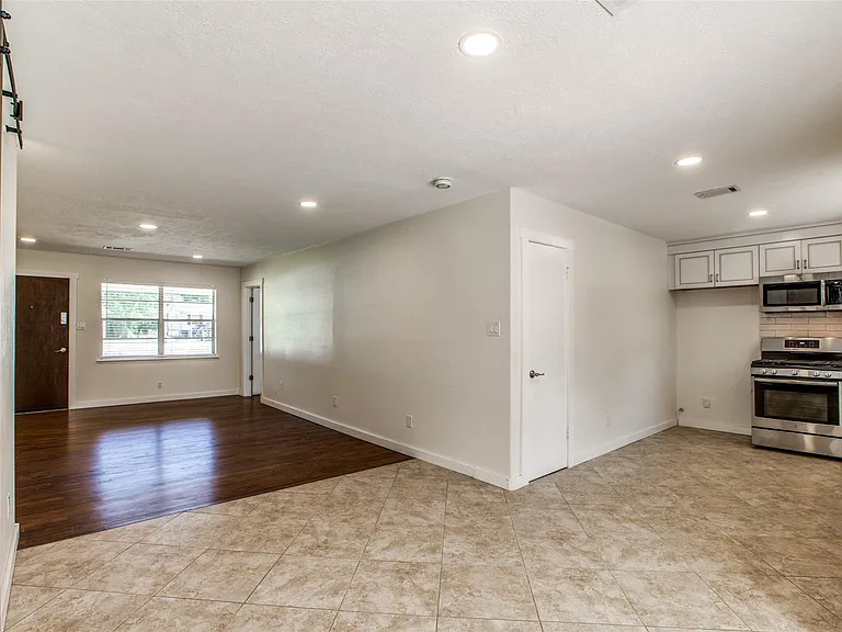 235 Live Oak St — Photo 7