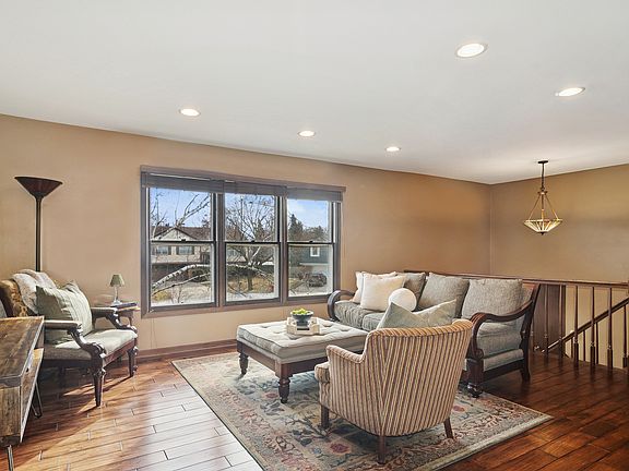 3rd image of 15 Newtown Ct E