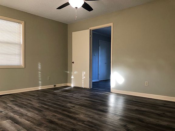 3rd image of 725 Walnut Hill Cir