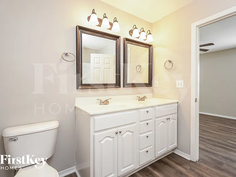 520 Martha Ct — Photo 16