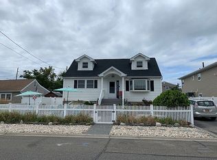 455 Venetian Blvd, Lindenhurst, NY 11757