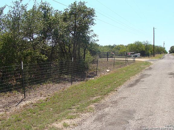 4th image of 221 E CR 429