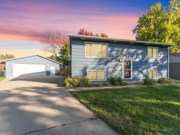 1908 S Hunters Cir, Sioux Falls, SD 57103