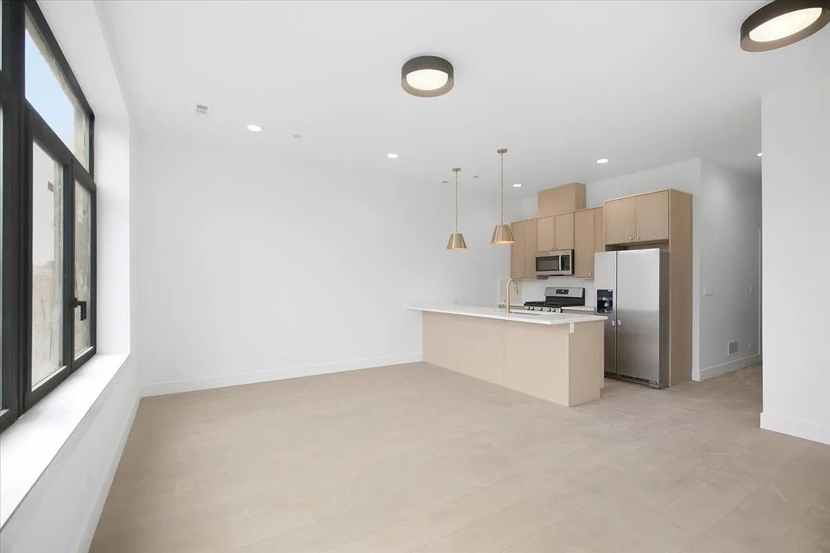 5 bed, 2070 sqft, $6,100 — Photo 4