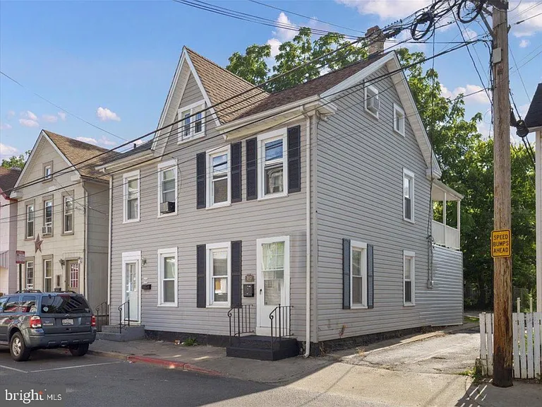 310 N Locust St — Photo 2