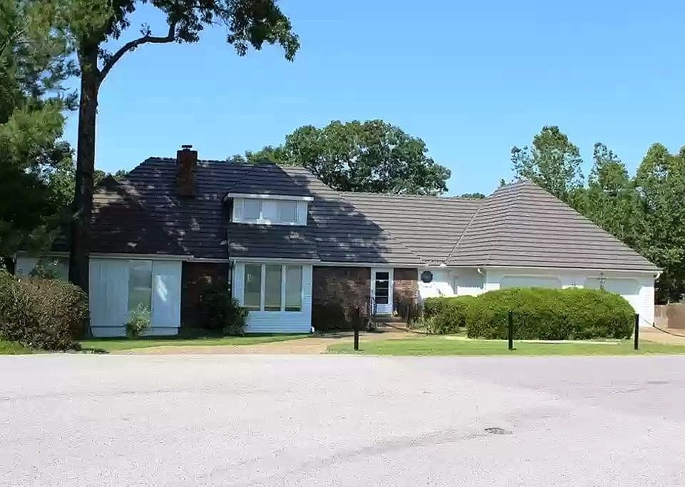 1st image of 1212 E Hilltop Dr
