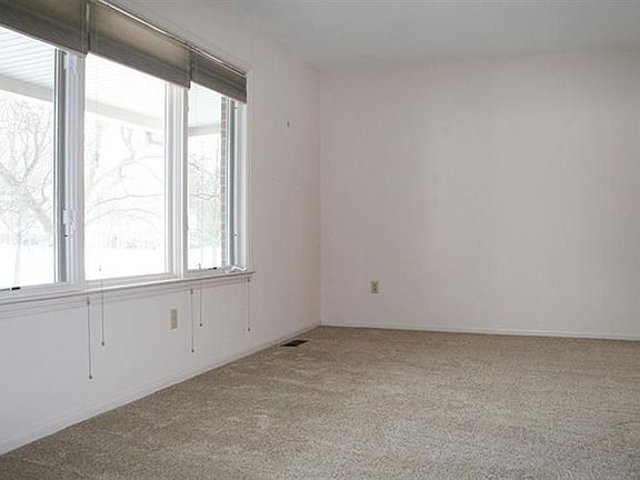 5th image of 2025 Wiltshire Ct