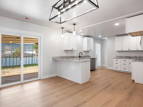 5th image of 243 W Hope St