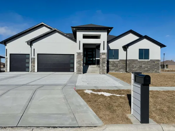 1102 Leisure Ln, Hastings, NE 68901