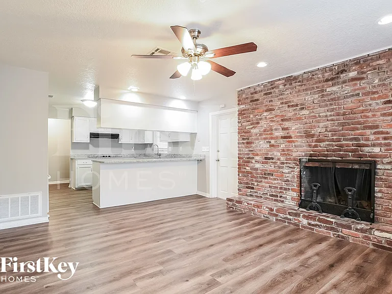 504 Saint Dunstan Way — Photo 2