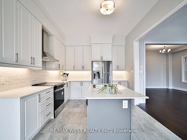 14 Periwinkle Rd E — Photo 1