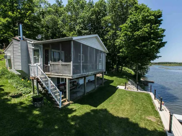 20553 249th St, Manchester, IA 52057