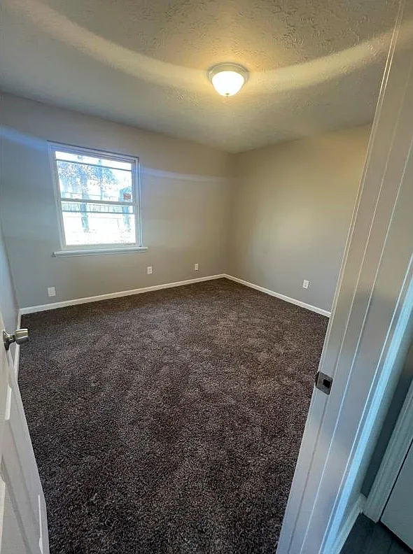 3 bed, 1000 sqft, $1,400 — Photo 2