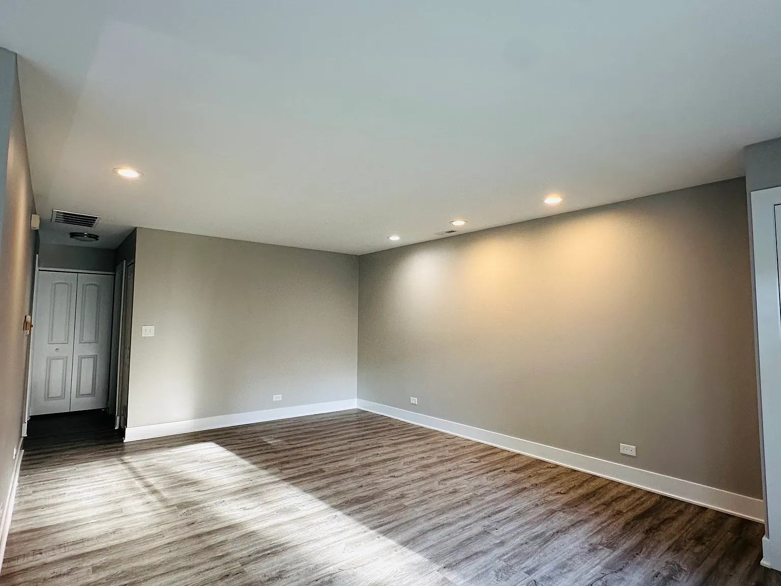 2 bed, 1000 sqft, $2,200 — Photo 4