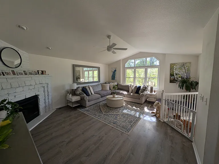 312 Albion Way — Photo 3
