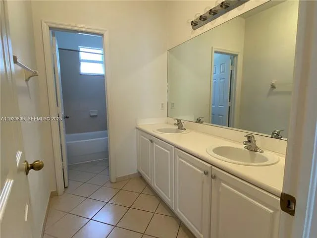 3616 NE 3rd Ct — Photo 9