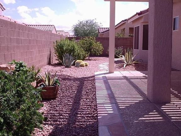 Peaceful & private backyard