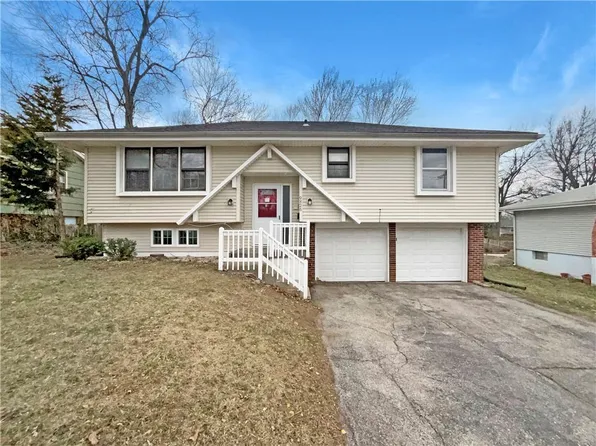 9826 Hillcrest Rd, Kansas City, MO 64134