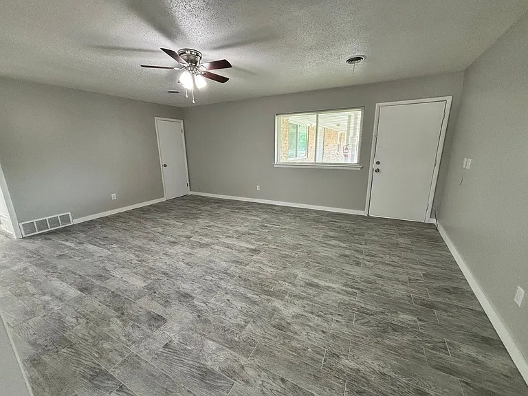 University Apartments - 301 N University Dr, Edmond, OK 73034 — Photo 3