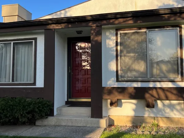 7 Sweetwood Ct, Indian Head Park, IL 60525