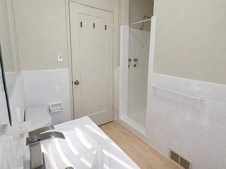 605 Kelton Ave — Photo 53