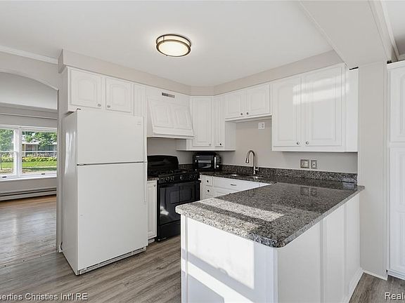5th image of 2424 Dallas Ave