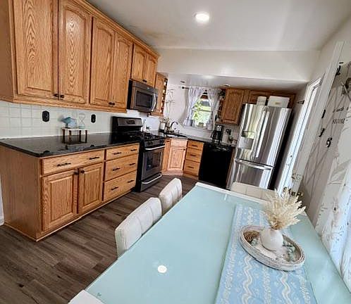 4th image of 8 Runyon Dr
