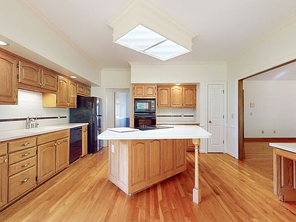 5th image of 5019 Saddleview Dr