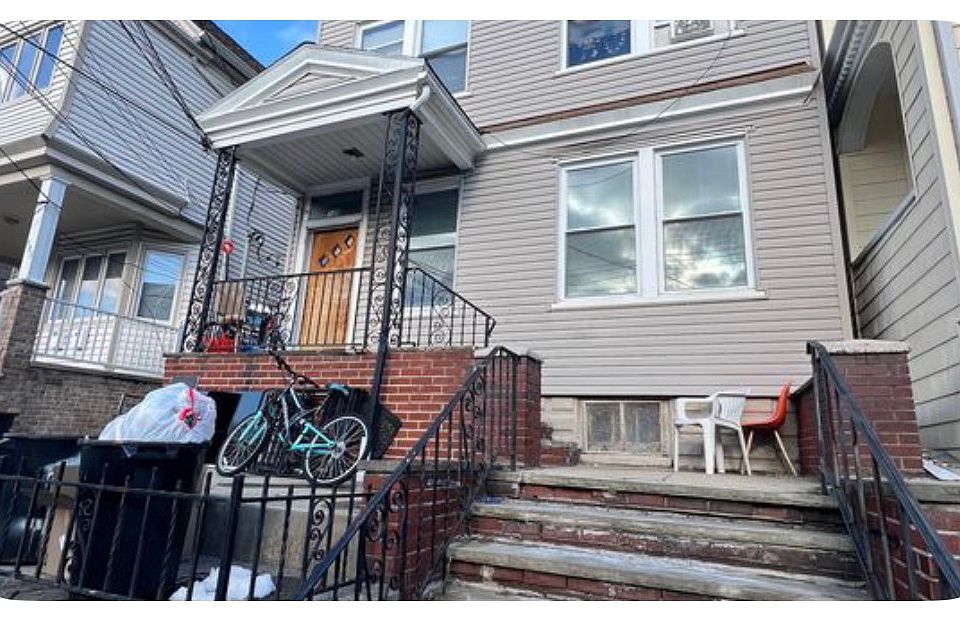 1st image of 129 W 27th St #4
