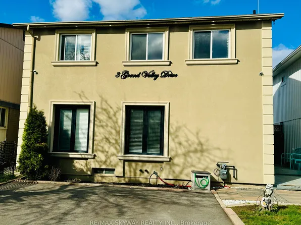 3 Grand Valley Dr, Brampton, ON L6S 2L1