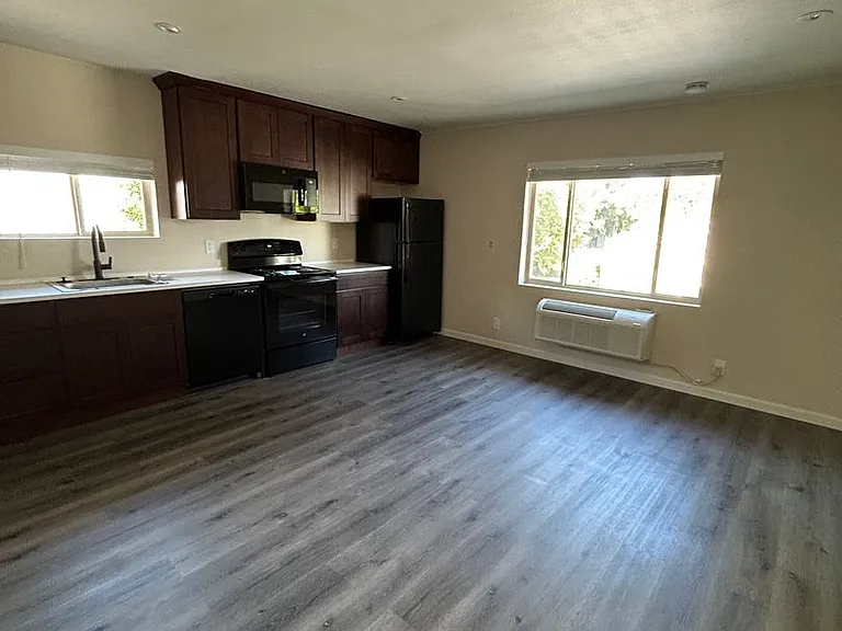 239 NE Lincoln St — Photo 2