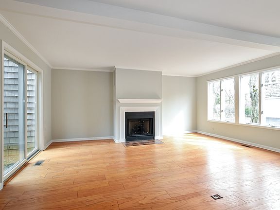 3rd image of 184 E Winthrop Ln