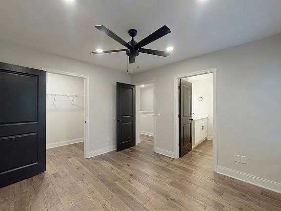 4th image of 210 Winding Chestnut Dr