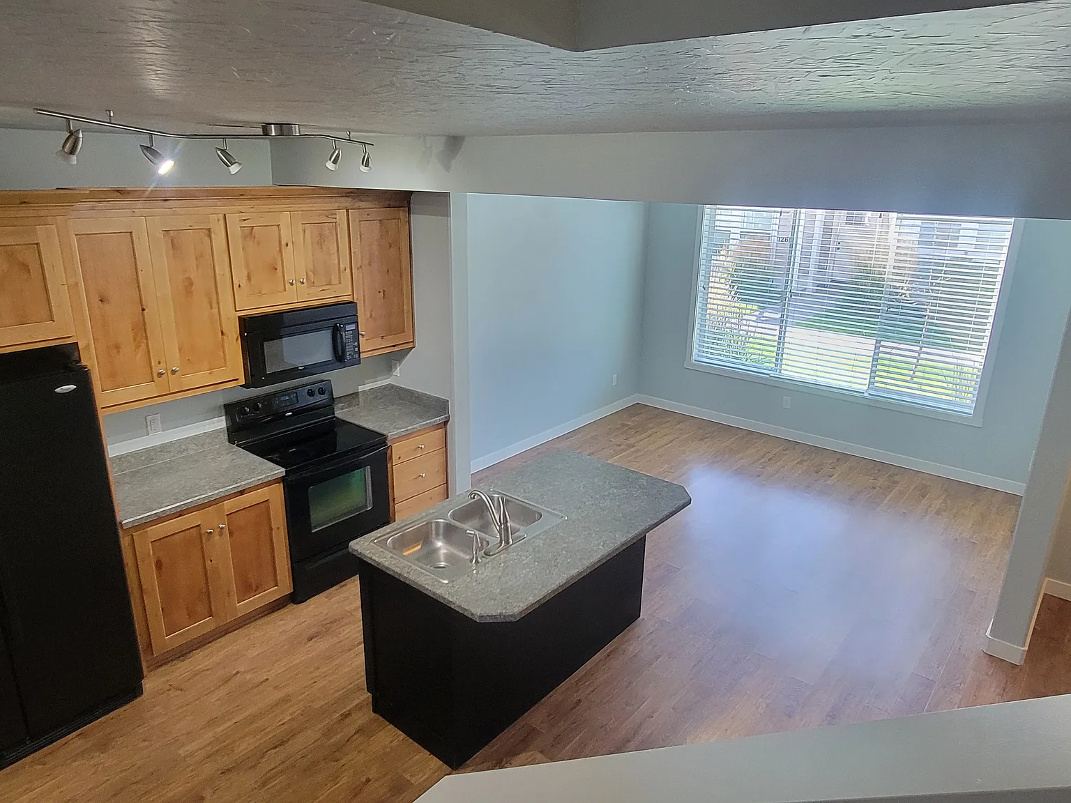 3 bed, 1374 sqft, $1,600 — Photo 4
