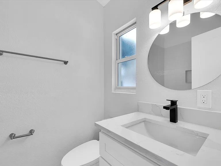 3811 Huntington St NE — Photo 26