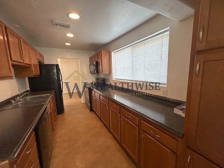 216 E Waverly St — Photo 4