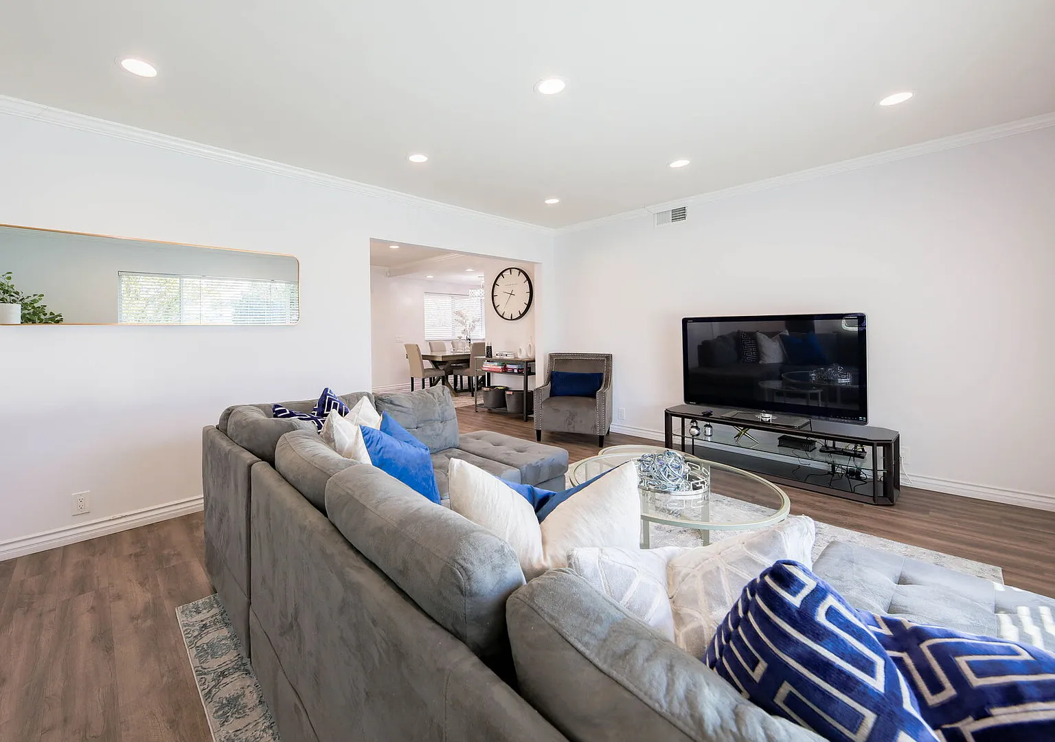 5 Bedroom 3 Bathroom Cozy Comfy Private Home w/Gate and Patio — Photo 2