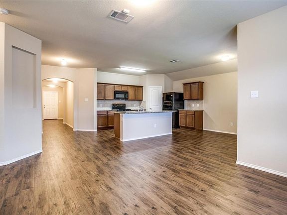 4th image of 1502 Meadow Creek Dr
