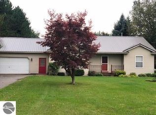 1676 Green Lawn Dr, Grawn, MI 49637