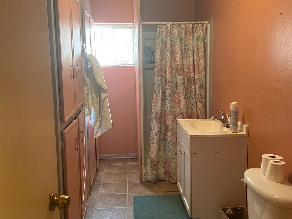2nd image of 2318 Gage St