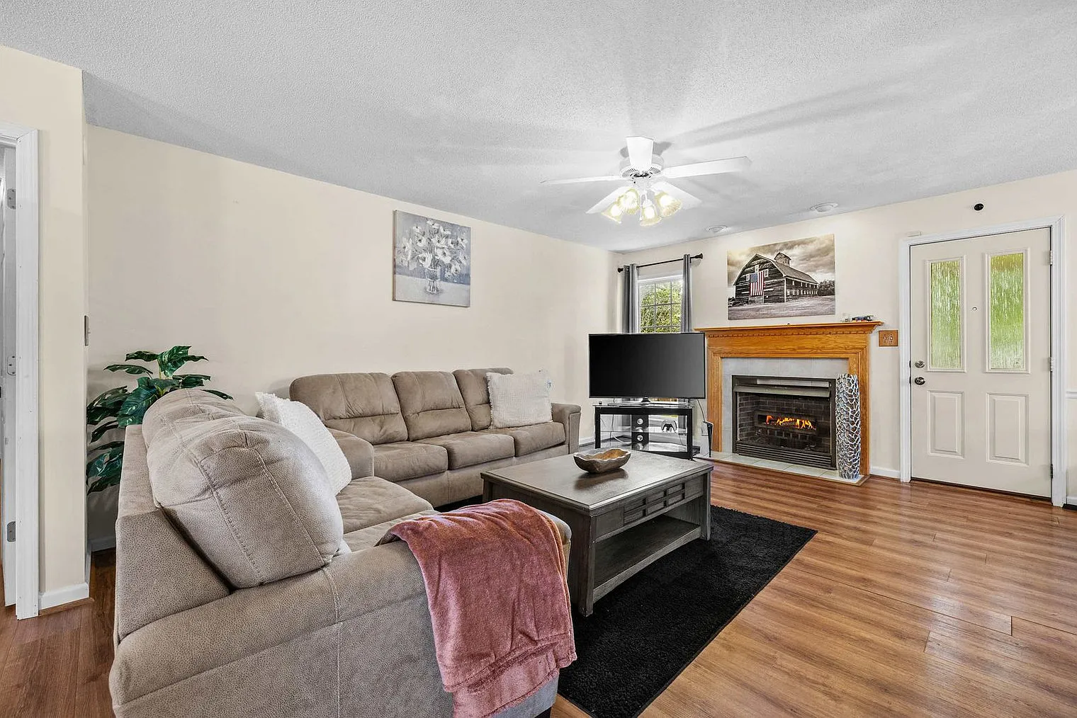 4 bed, 3.0 bath, 1894 sqft, $3,834 — Photo 3