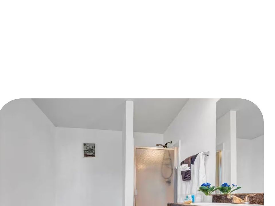 1st image of 4548 Parkway Cir #1