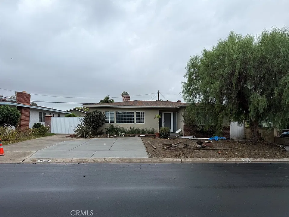 9662 Lenore Dr